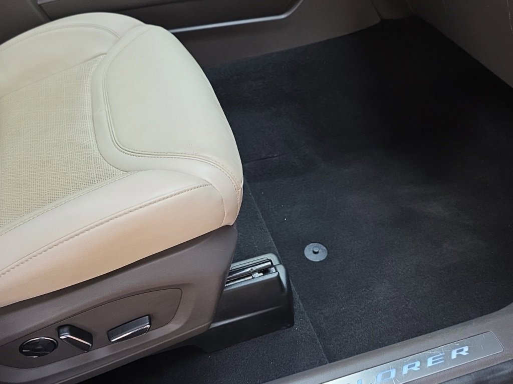 Used 2020 Ford Explorer Platinum w/ Premium Technology Package image 13