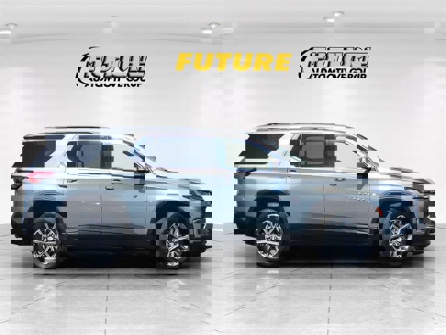 Used 2023 Chevrolet Traverse LT image 3