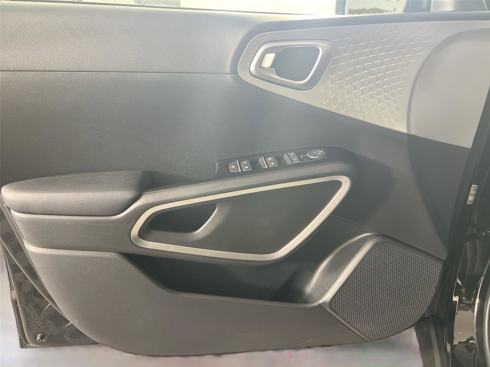 Used 2025 Kia Soul LX w/ LX Technology Package FWD image 18