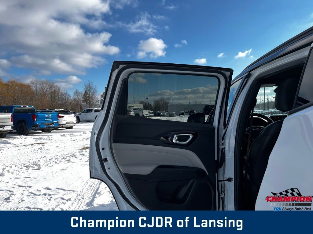 Used 2025 Jeep Compass Limited image 29