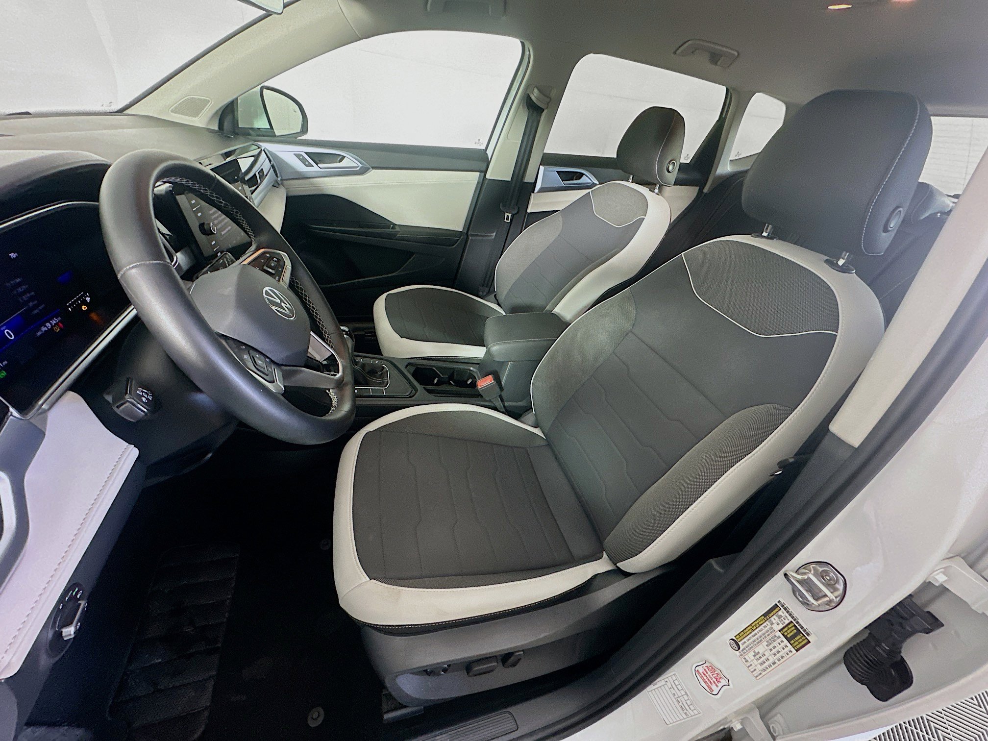 Used 2025 Volkswagen Taos SE FWD image 13