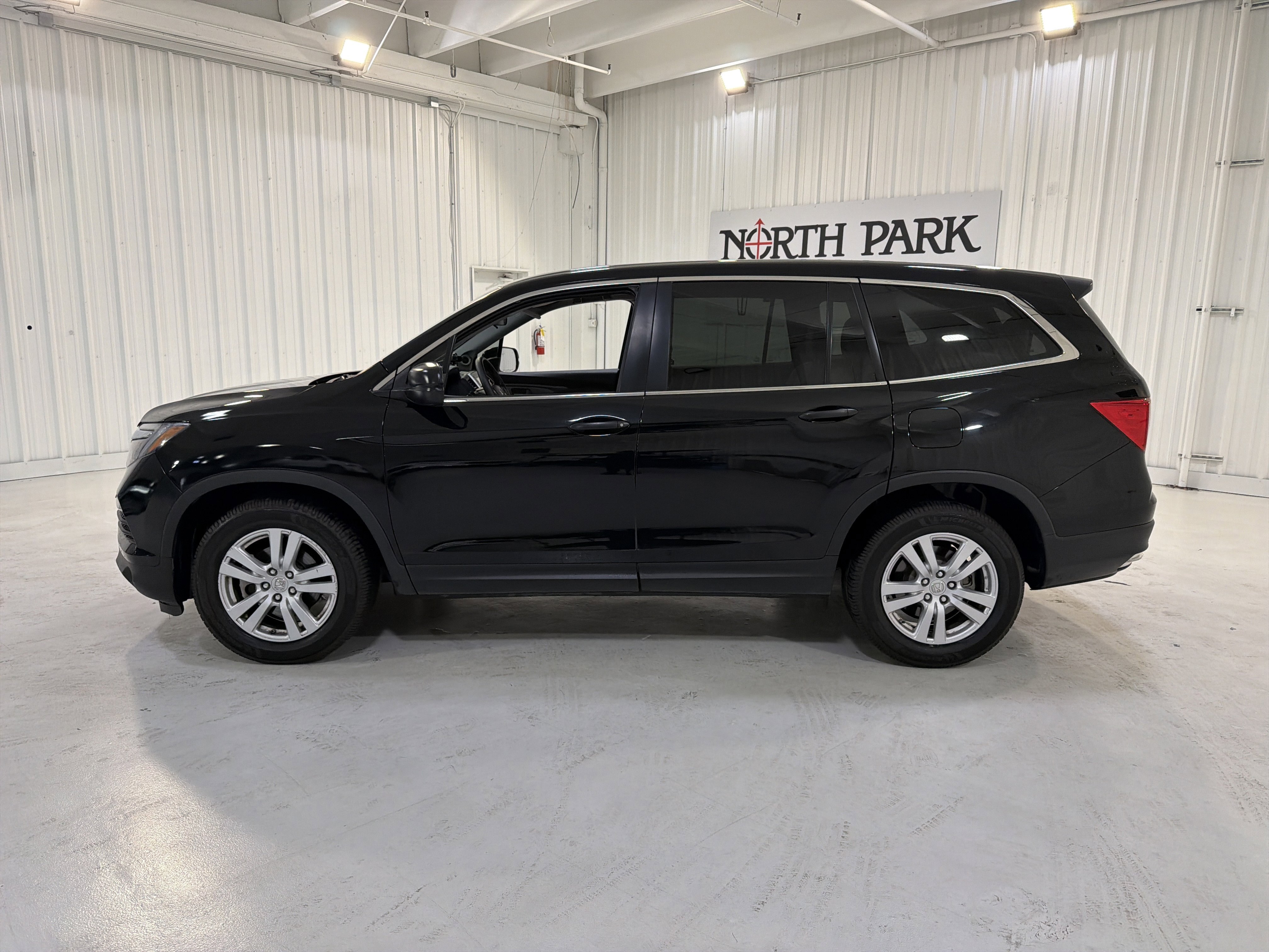 Used 2018 Honda Pilot LX image 2