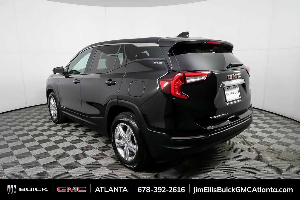 Used 2024 GMC Terrain SLE image 3
