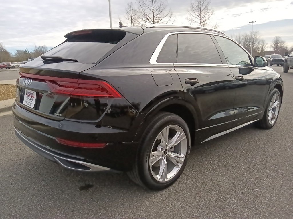 Used 2023 Audi Q8 Premium image 3