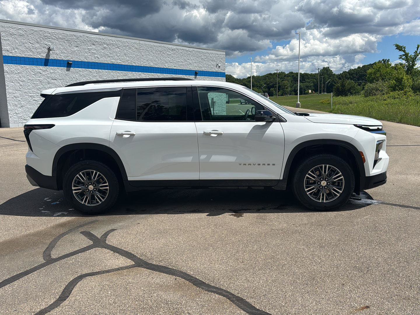 Used 2025 Chevrolet Traverse LT FWD image 6