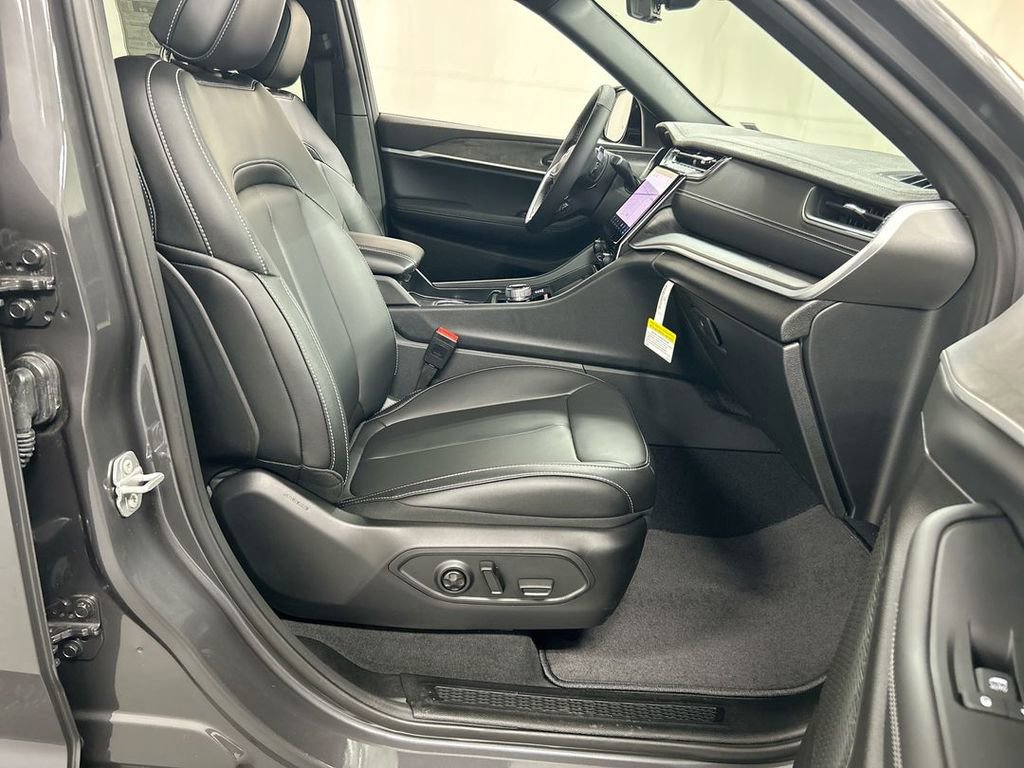 Used 2025 Jeep Grand Cherokee Limited w/ Black Appearance Package image 23