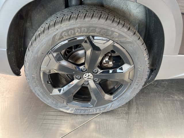 Used 2025 Volkswagen Taos SEL AWD/4WD image 9