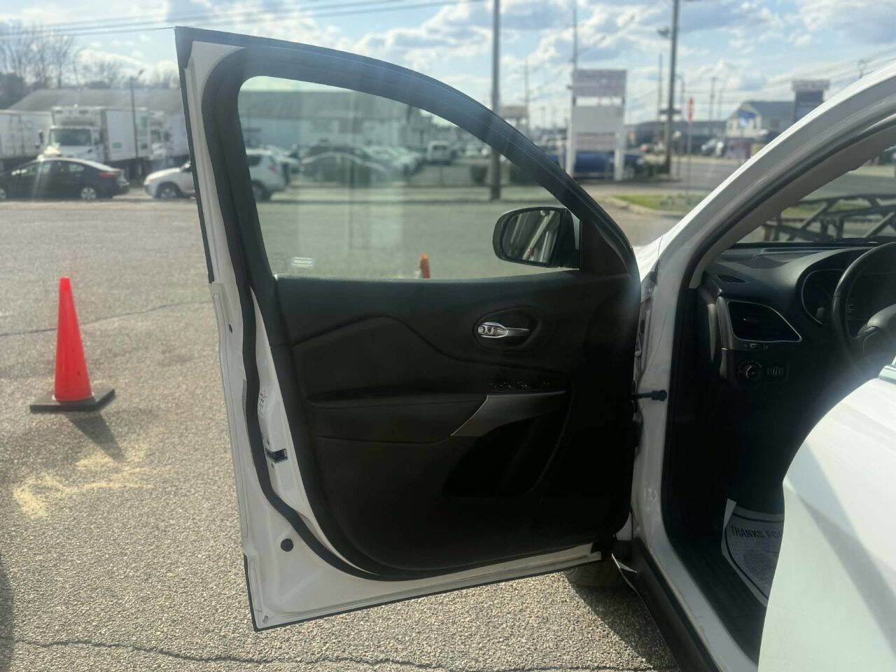 Used 2019 Jeep Cherokee Latitude Plus AWD/4WD image 9