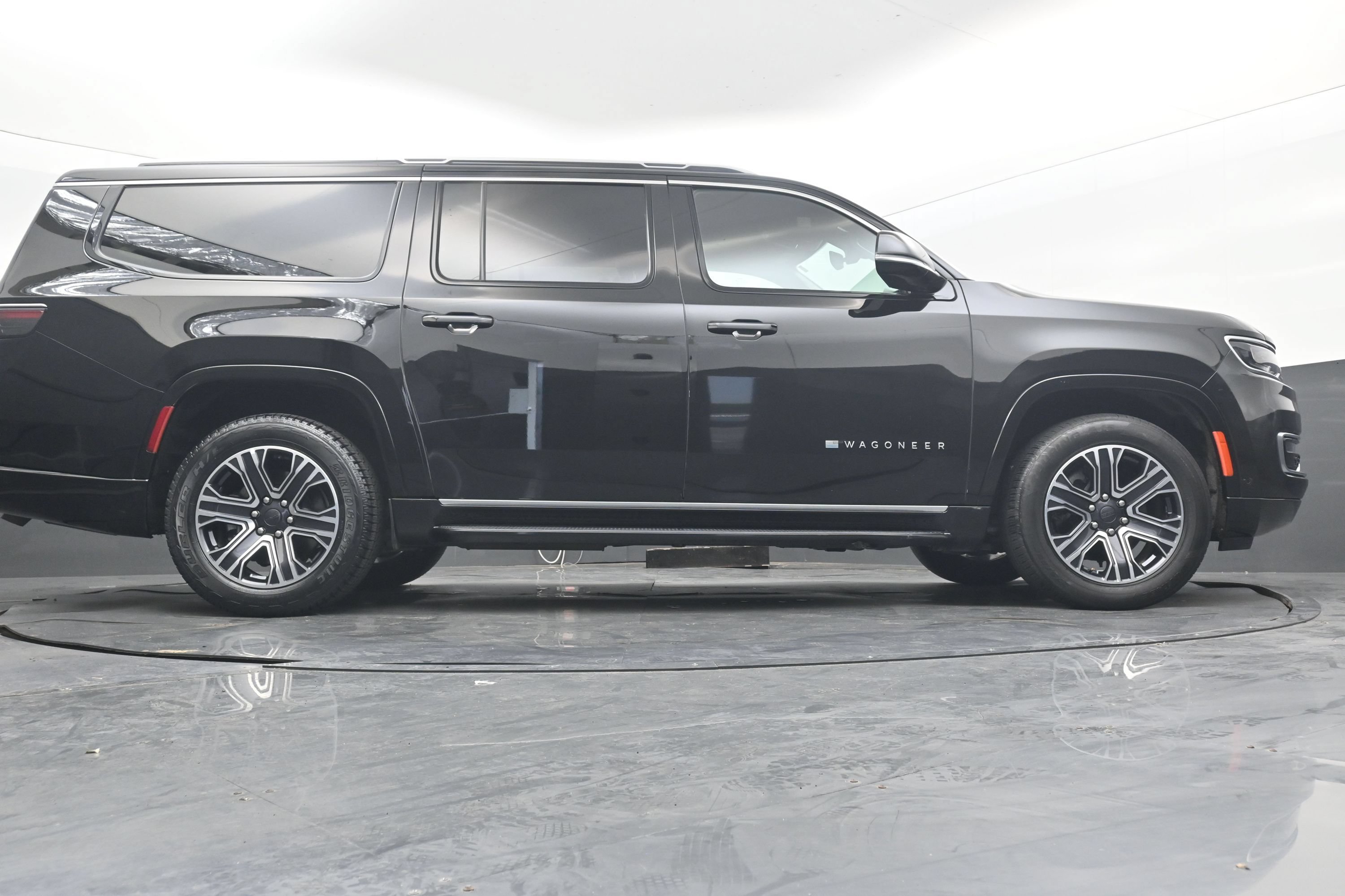 Used 2024 Jeep Wagoneer L Series II RWD image 30