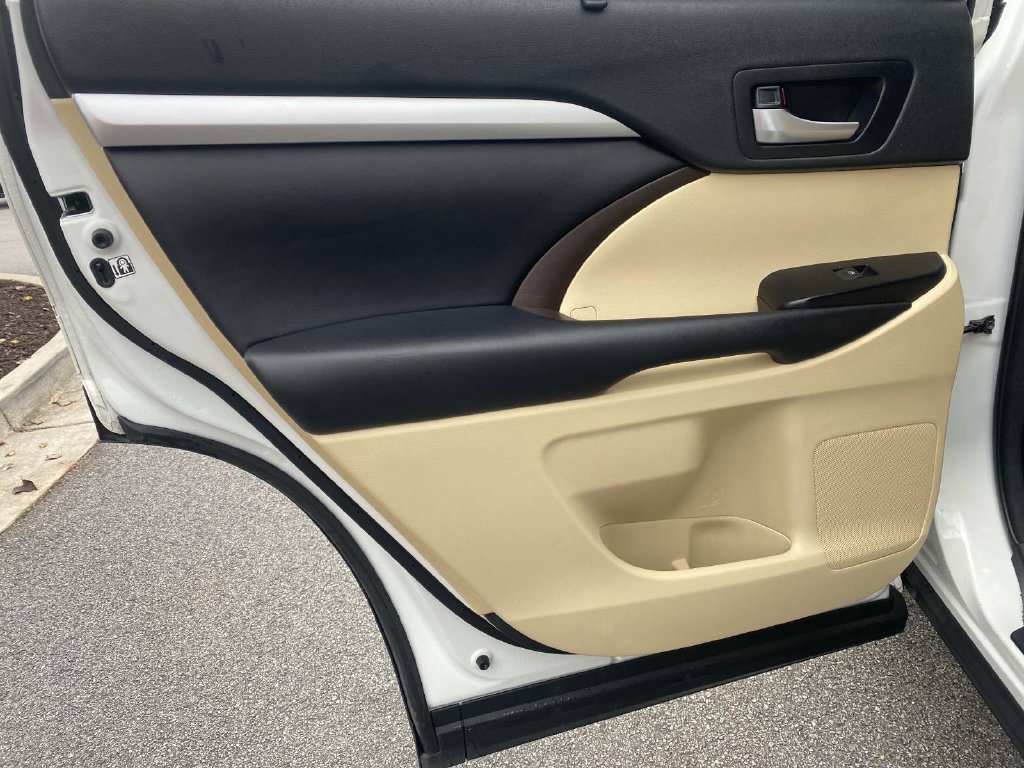Used 2018 Toyota Highlander XLE FWD image 14
