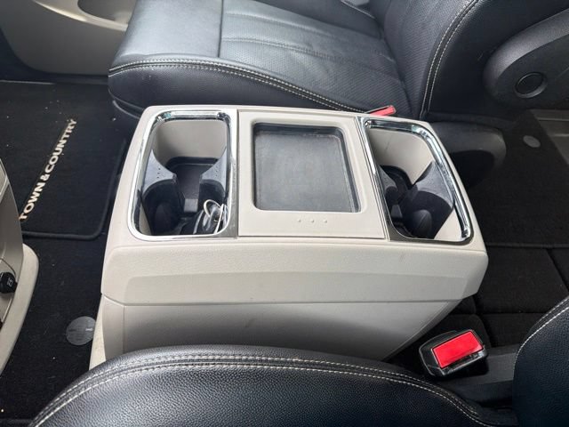 Used 2015 Chrysler Town & Country Touring-L w/ Driver Convenience Group FWD image 27
