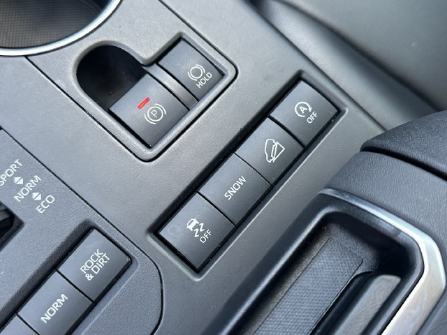 Used 2021 Toyota Highlander XLE AWD/4WD image 24