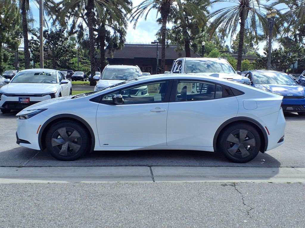 Used 2024 Toyota Prius LE image 2
