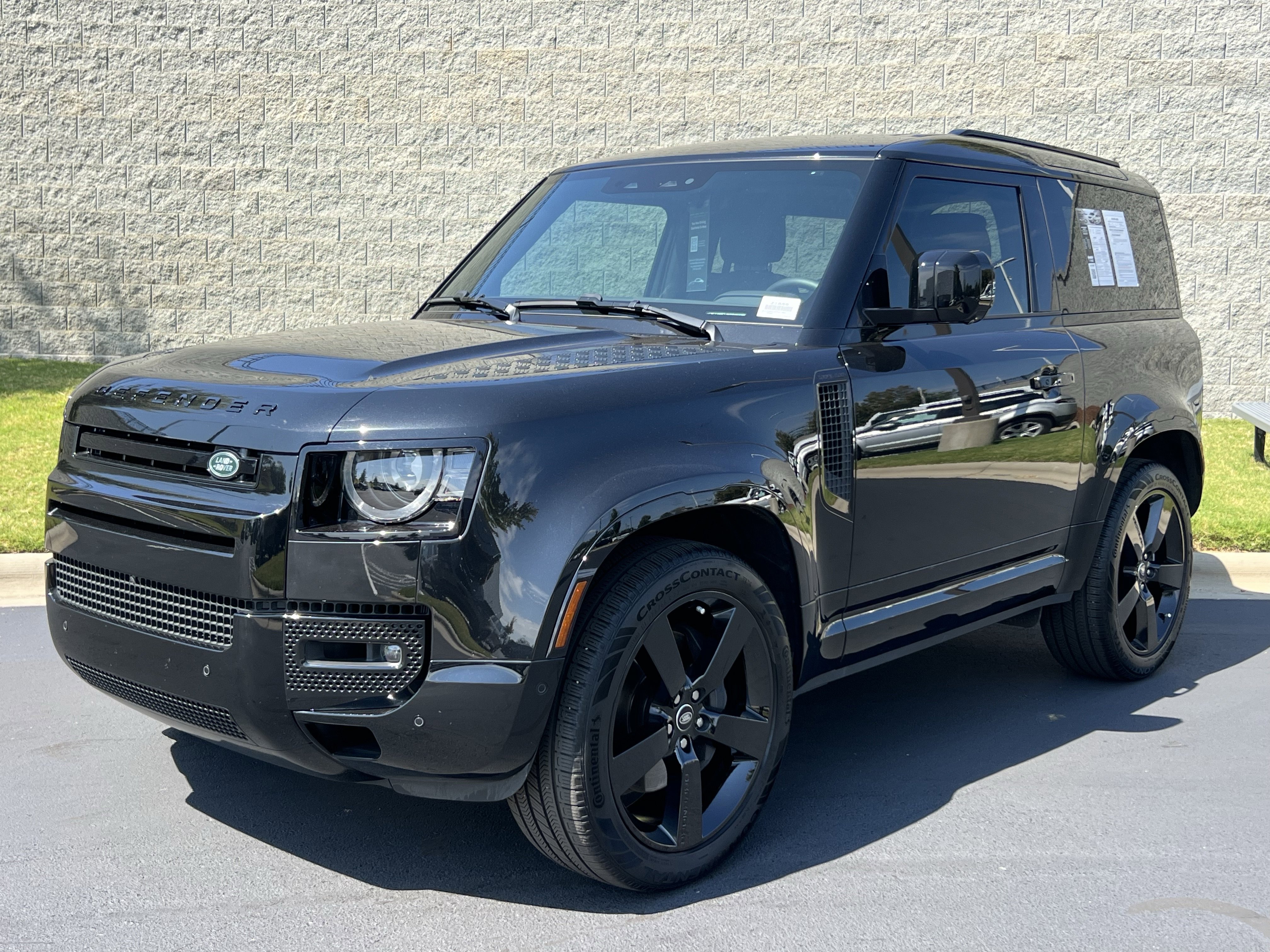 Used 2024 Land Rover Defender 90 X-Dynamic SE image 2