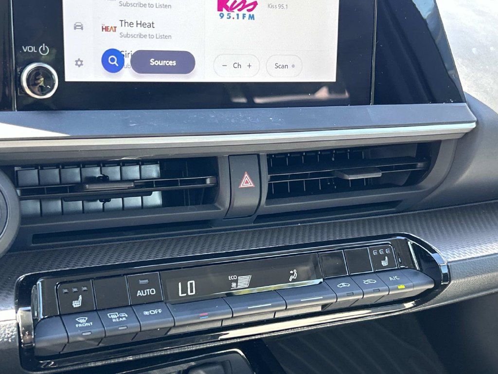 Used 2025 Toyota Prius XLE FWD image 38