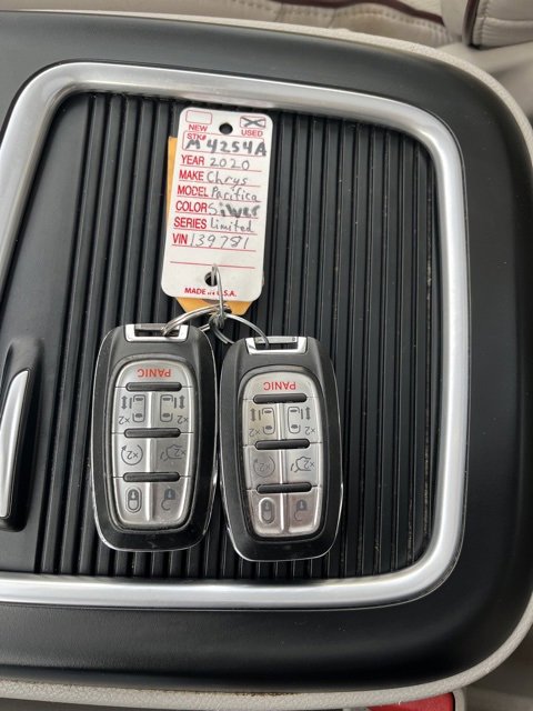 Used 2020 Chrysler Pacifica Limited image 54