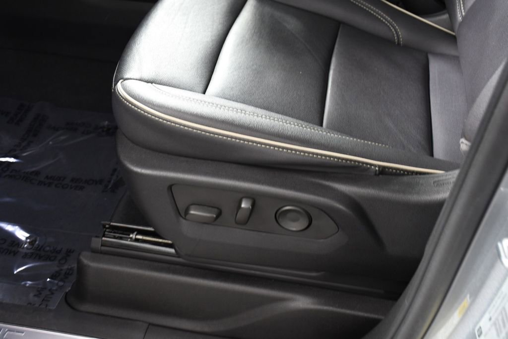 Used 2023 GMC Yukon XL SLT w/ SLT Premium Package image 16