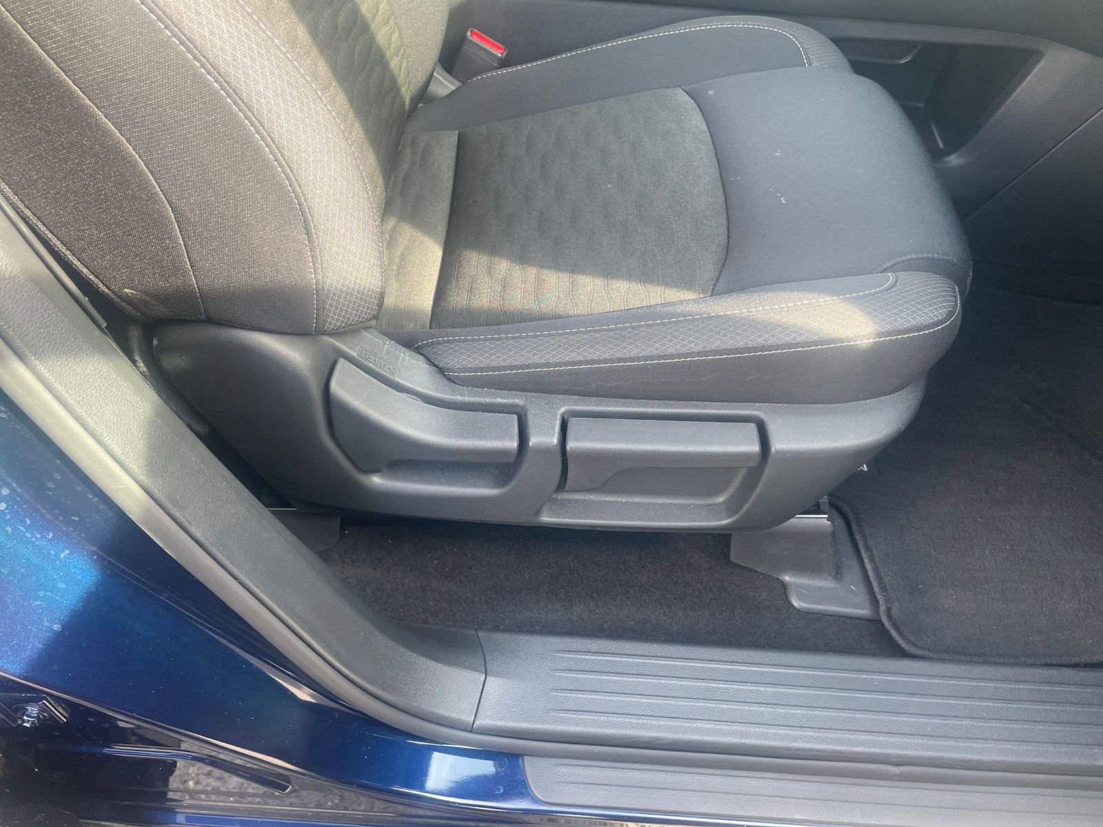 Used 2025 Nissan Pathfinder SV image 27