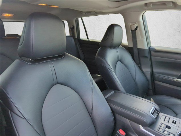 Used 2025 Toyota Highlander XLE AWD/4WD image 30