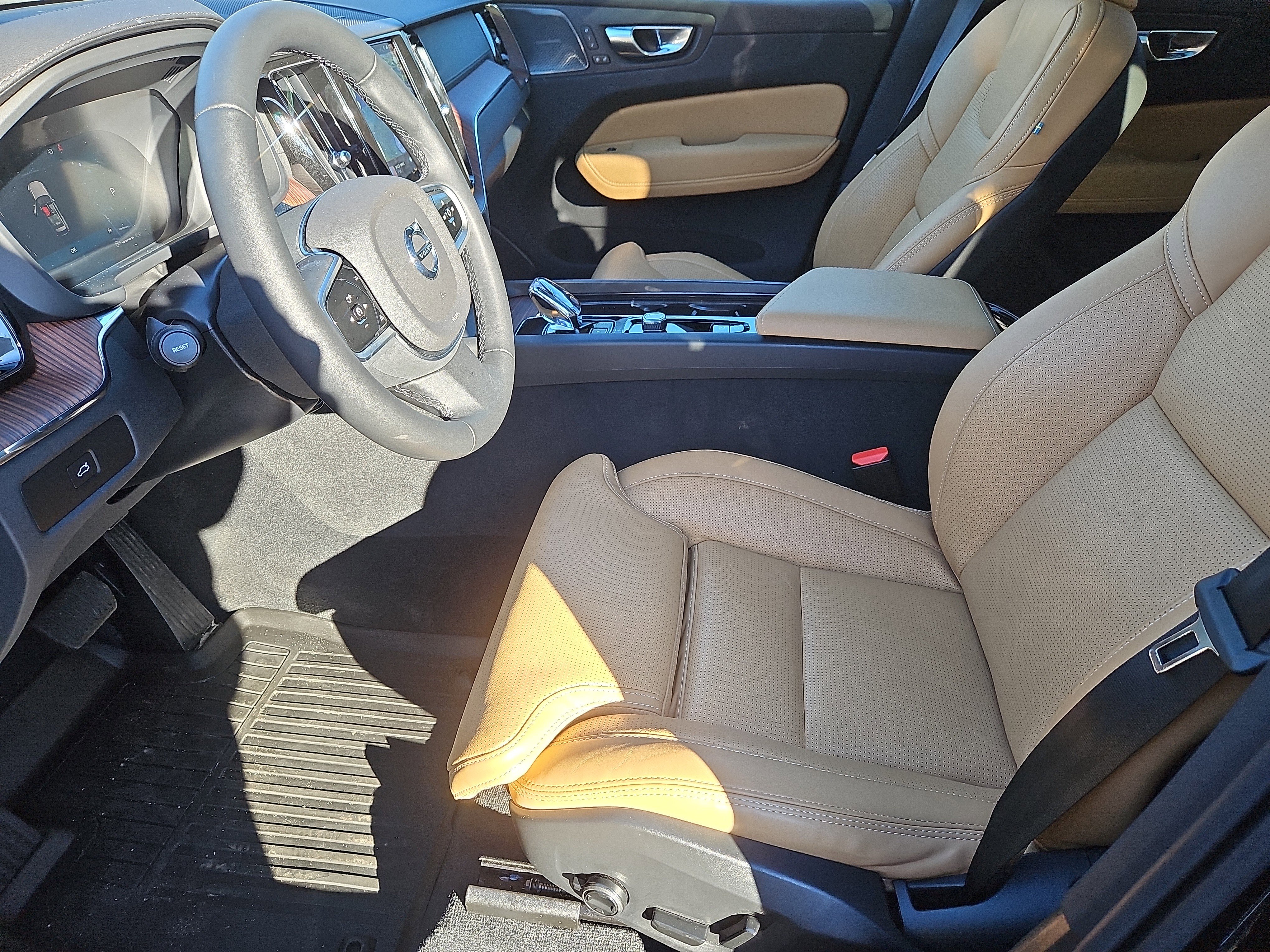 Used 2025 Volvo XC60 B5 Ultra w/ Protection Package Premier image 34