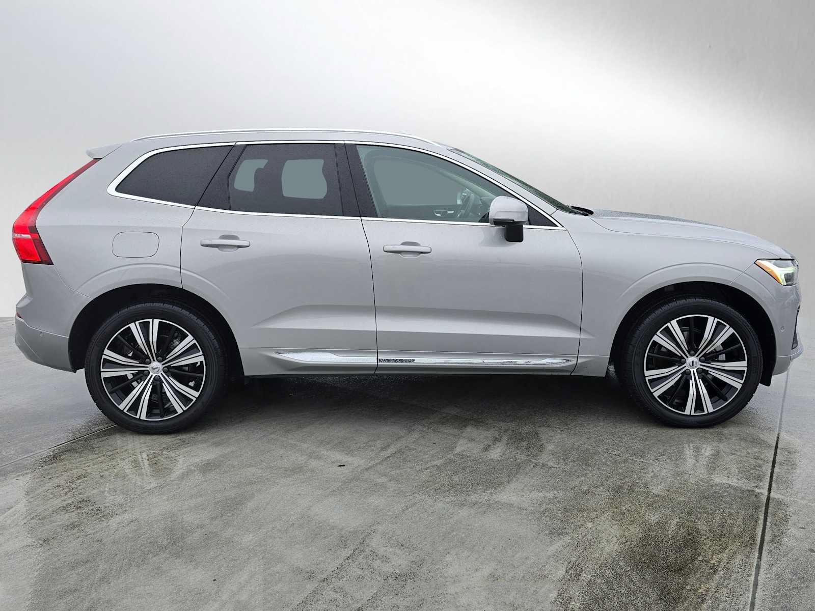 Used 2023 Volvo XC60 B5 Plus w/ Climate Package AWD/4WD image 9