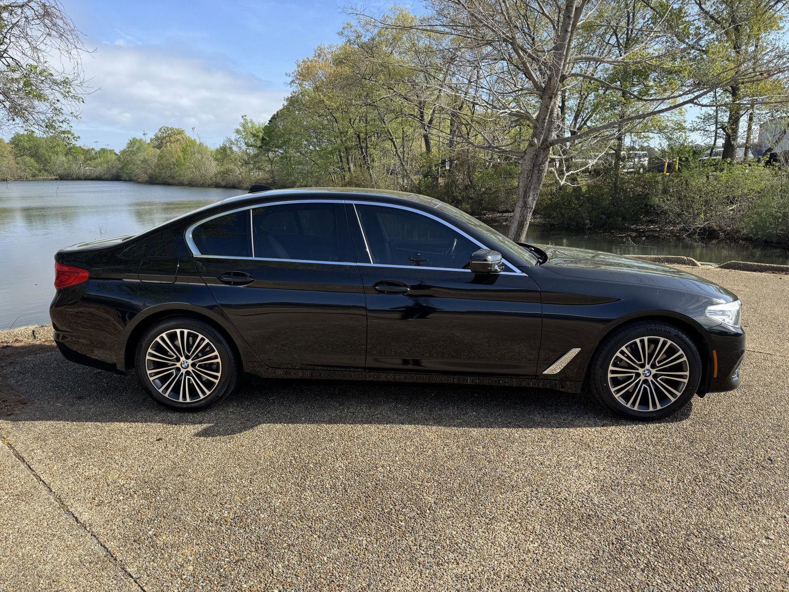 Used 2019 BMW 530i xDrive w/ Convenience Package AWD/4WD image 3