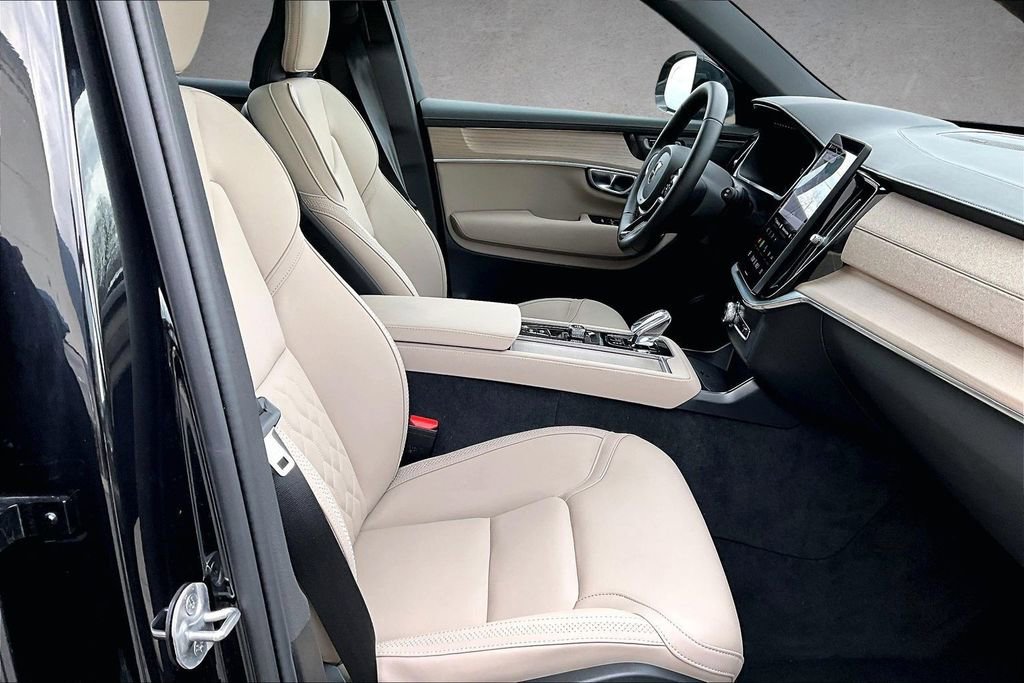 Certified 2025 Volvo XC90 B6 Plus image 29