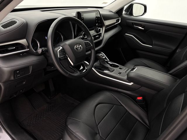 Used 2021 Toyota Highlander XLE image 12