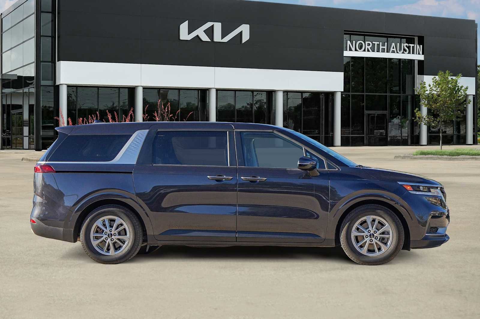 Certified 2024 Kia Carnival LX image 7