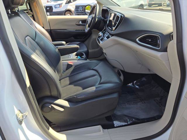 Certified 2023 Chrysler Pacifica Touring-L FWD image 12