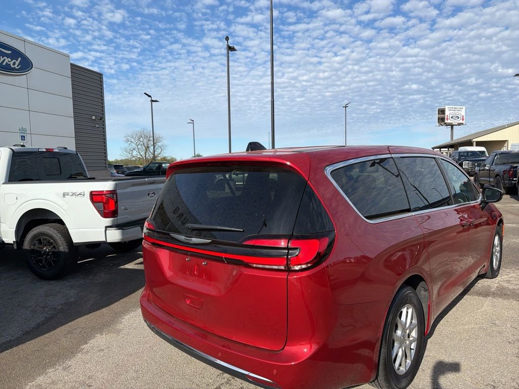Used 2025 Chrysler Pacifica Select image 6