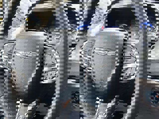 Used 2023 Chrysler Pacifica Touring-L image 16