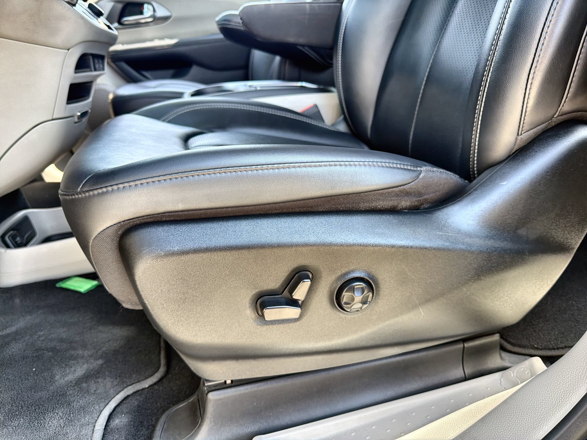 Used 2024 Chrysler Pacifica Limited FWD image 12