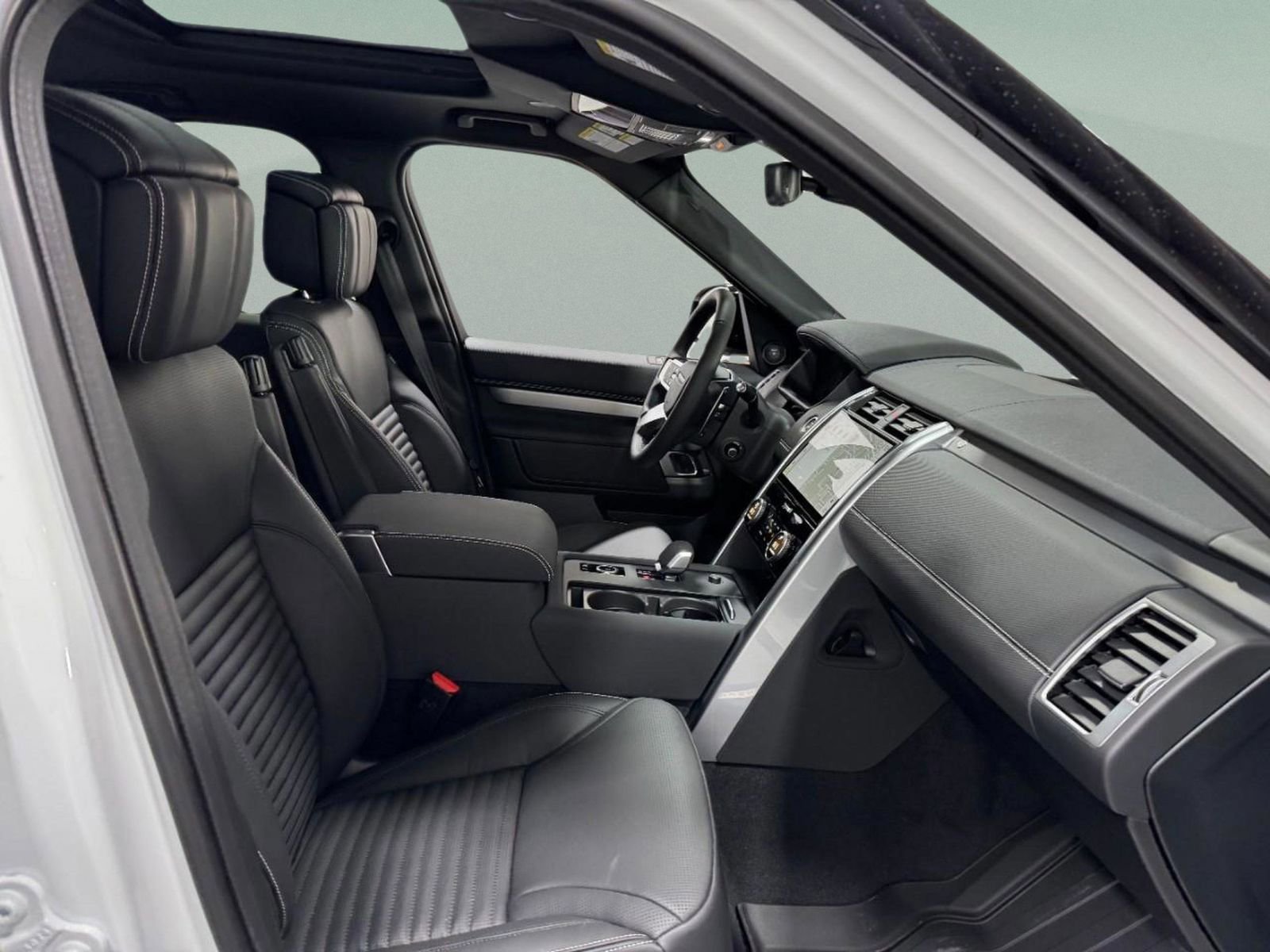 New 2026 Land Rover Discovery Dynamic SE image 18