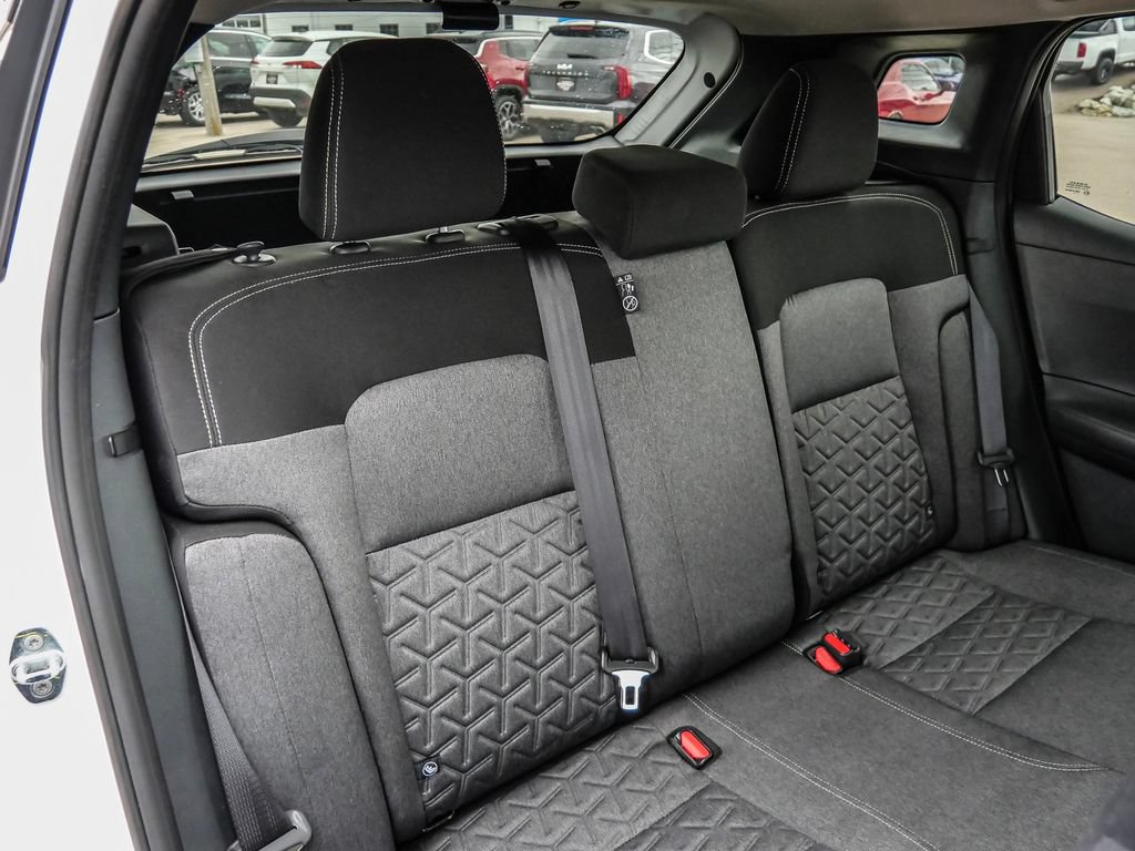 Used 2025 Nissan Kicks SV AWD/4WD image 18