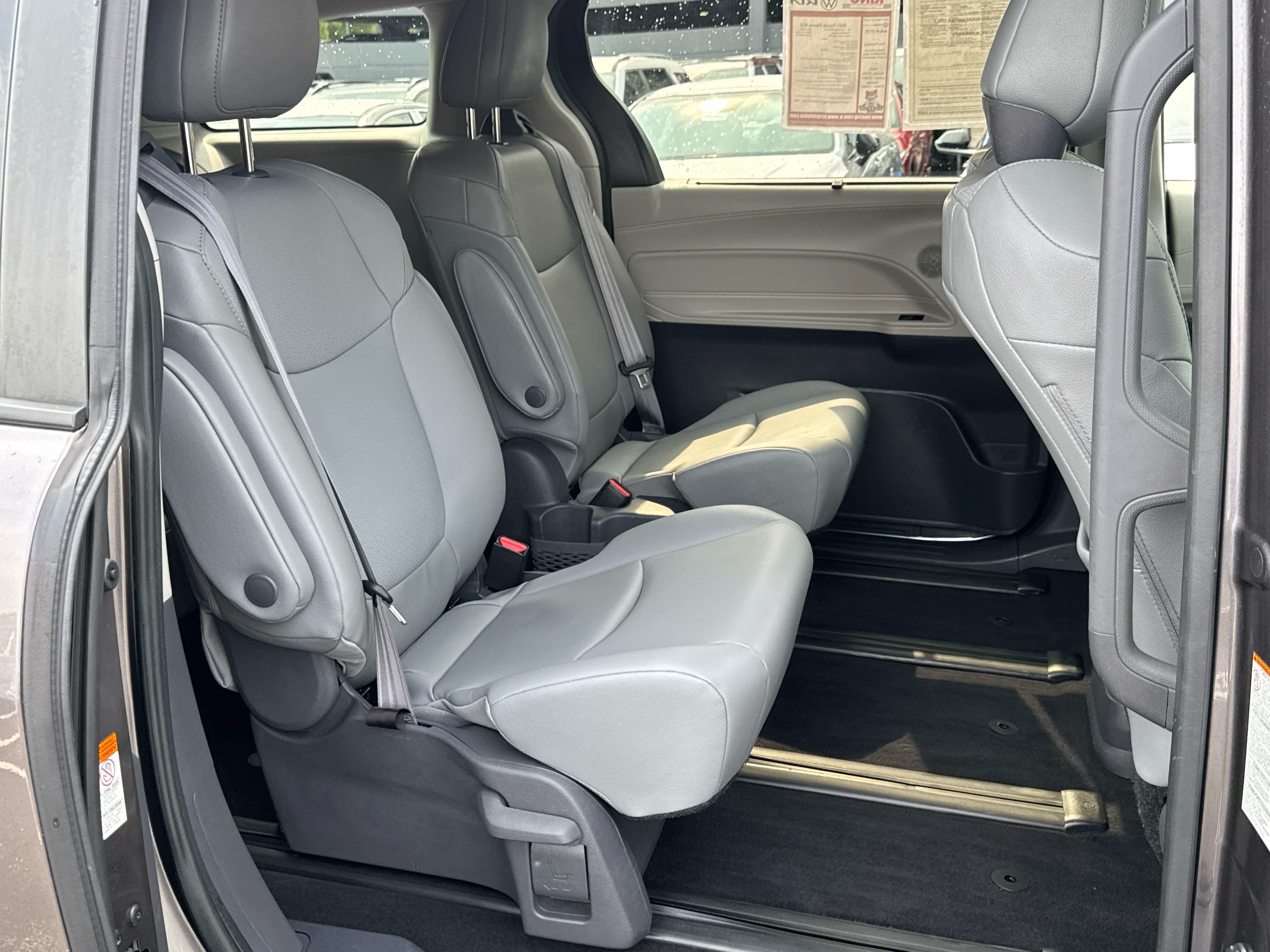 Used 2021 Toyota Sienna XLE FWD image 29