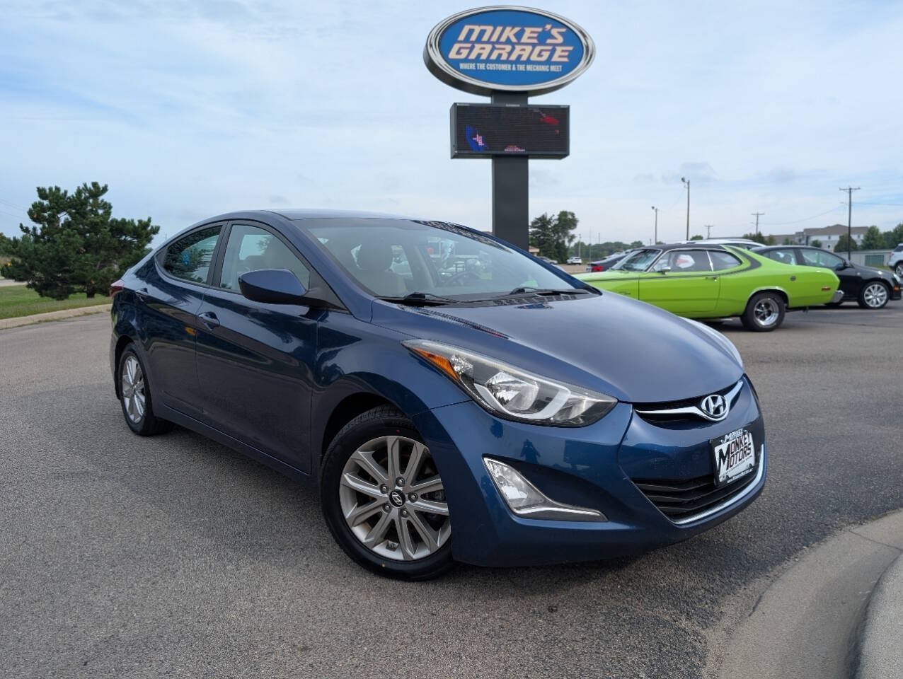 Used 2015 Hyundai Elantra SE w/ Option Group 02 FWD image 2
