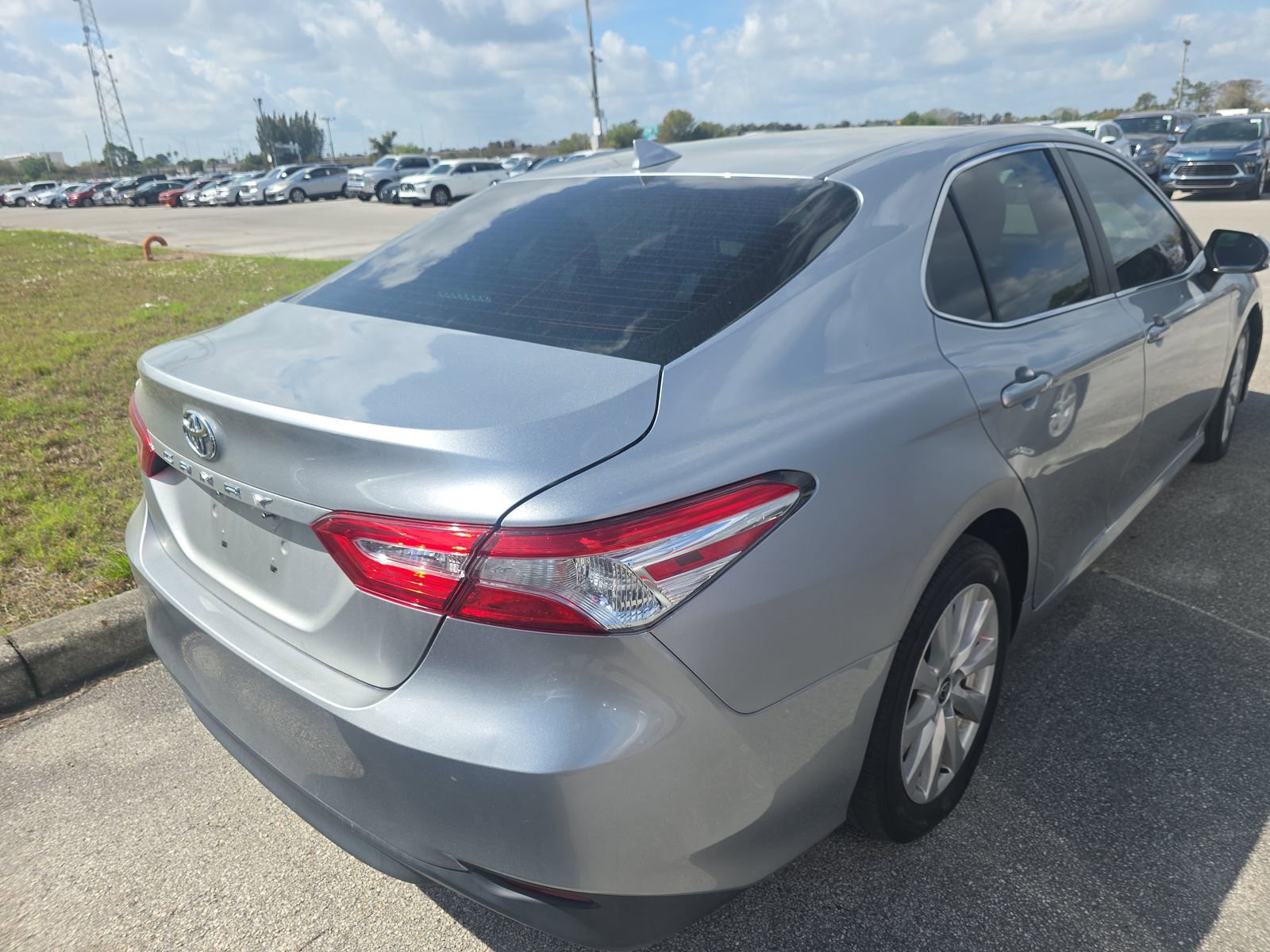 Used 2020 Toyota Camry LE image 4