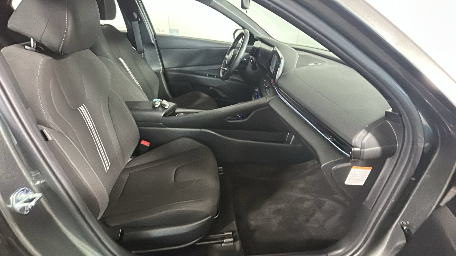 Used 2025 Hyundai Elantra SEL FWD image 36