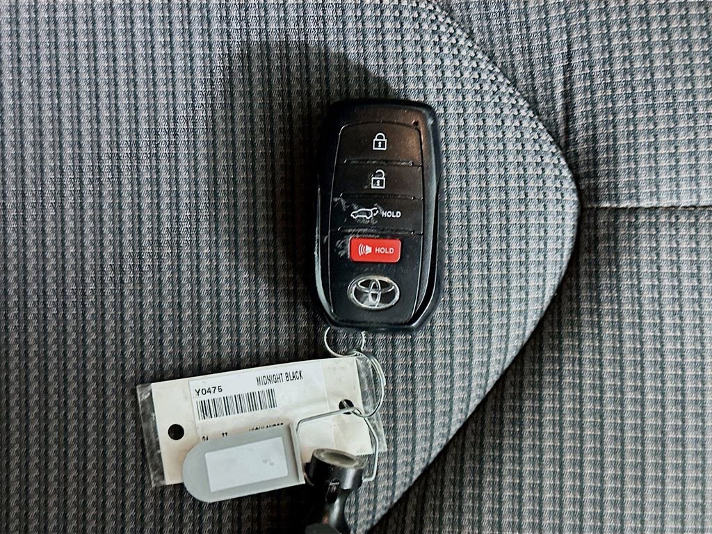 Used 2024 Toyota Highlander LE image 34