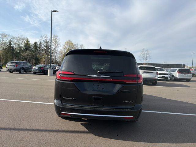 Certified 2026 Chrysler Pacifica Limited FWD image 4