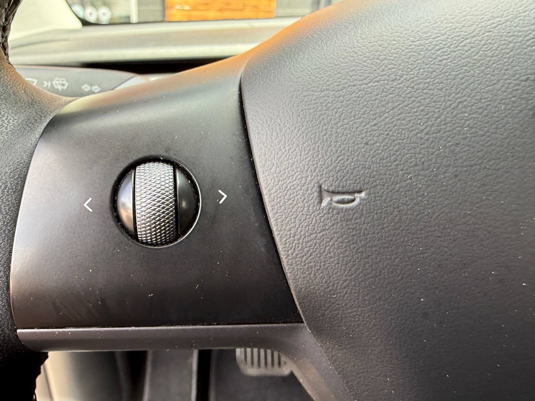 Used 2023 Tesla Model Y Long Range AWD/4WD image 27