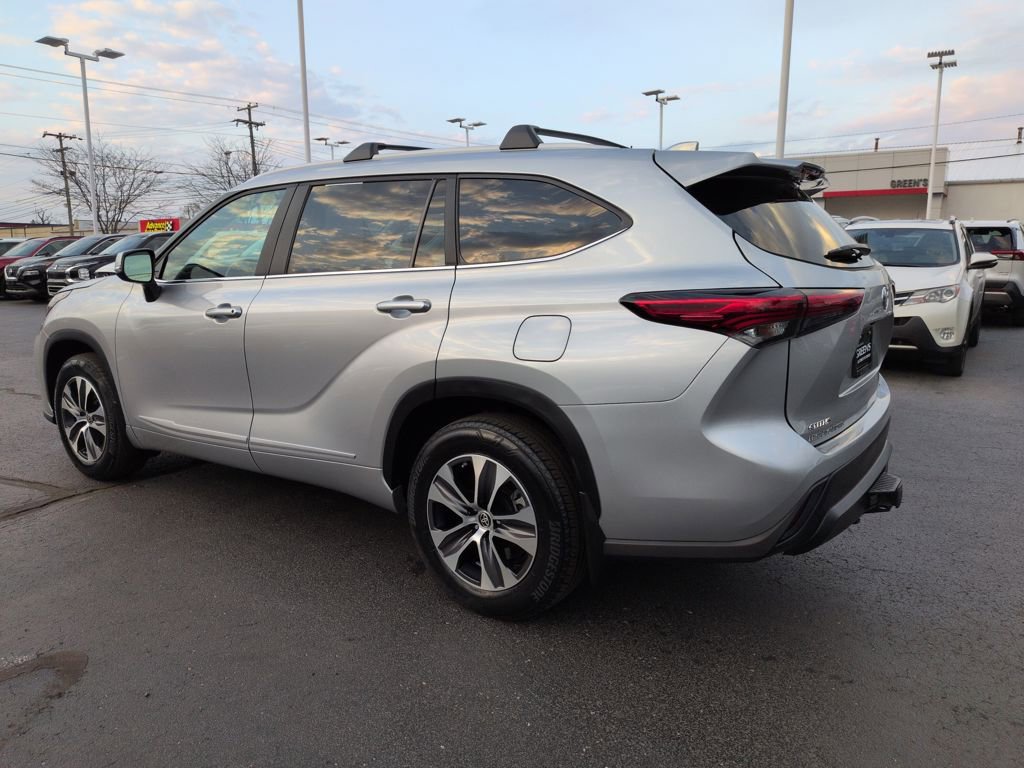 Used 2023 Toyota Highlander XLE image 3