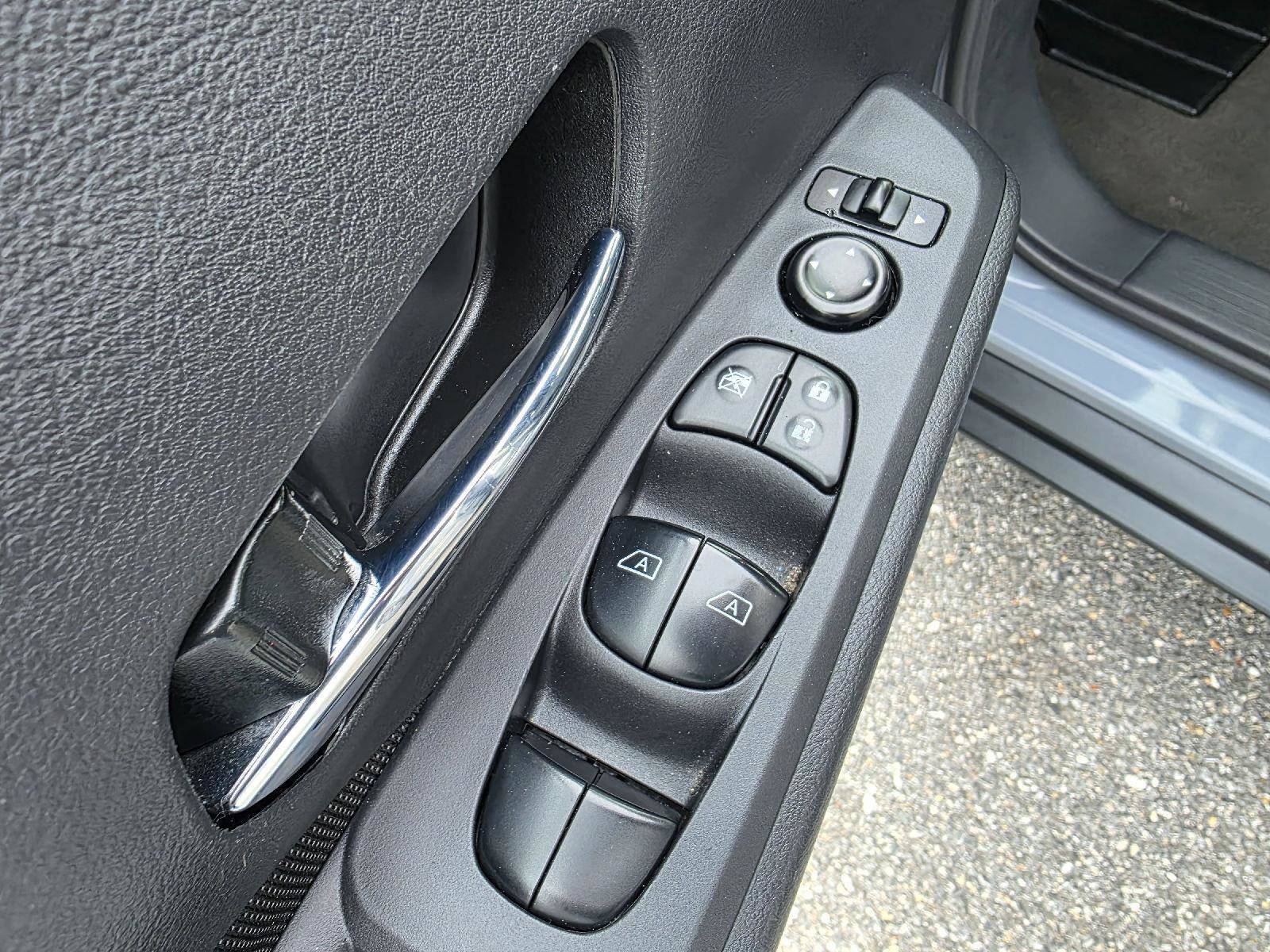 Used 2023 Nissan Kicks SV image 11