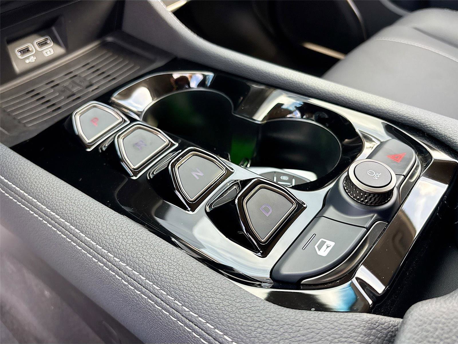 New 2025 VinFast VF 8 Eco AWD/4WD image 16