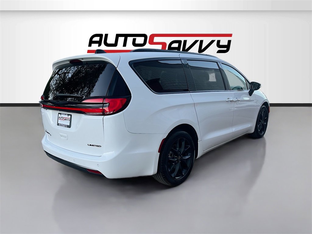 Used 2025 Chrysler Pacifica Limited image 7
