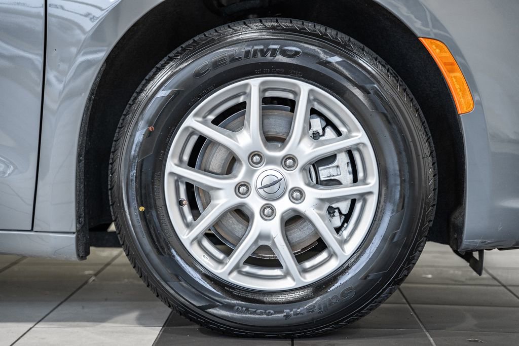 Used 2025 Chrysler Pacifica Select image 19