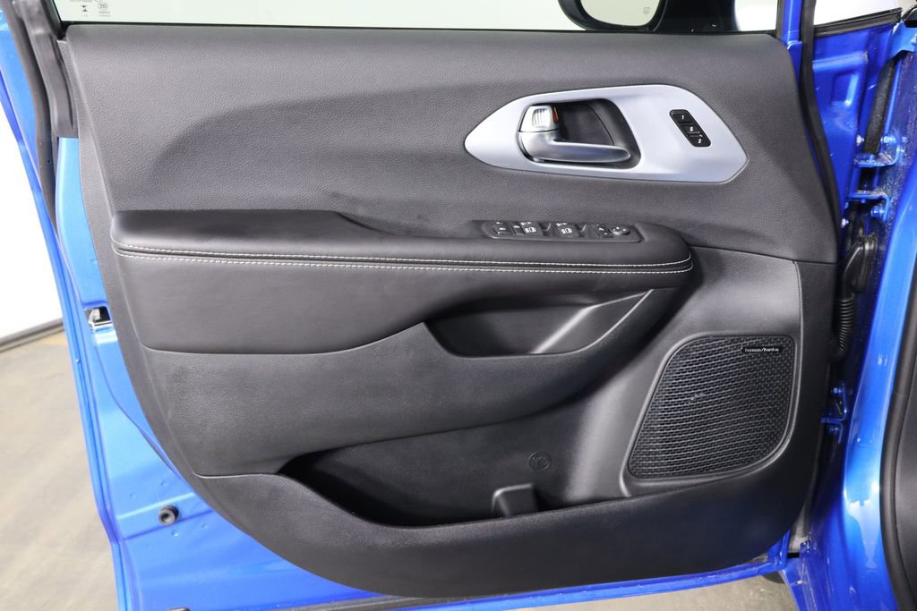 New 2026 Chrysler Pacifica Limited w/ Uconnect Theater Family Group image 20