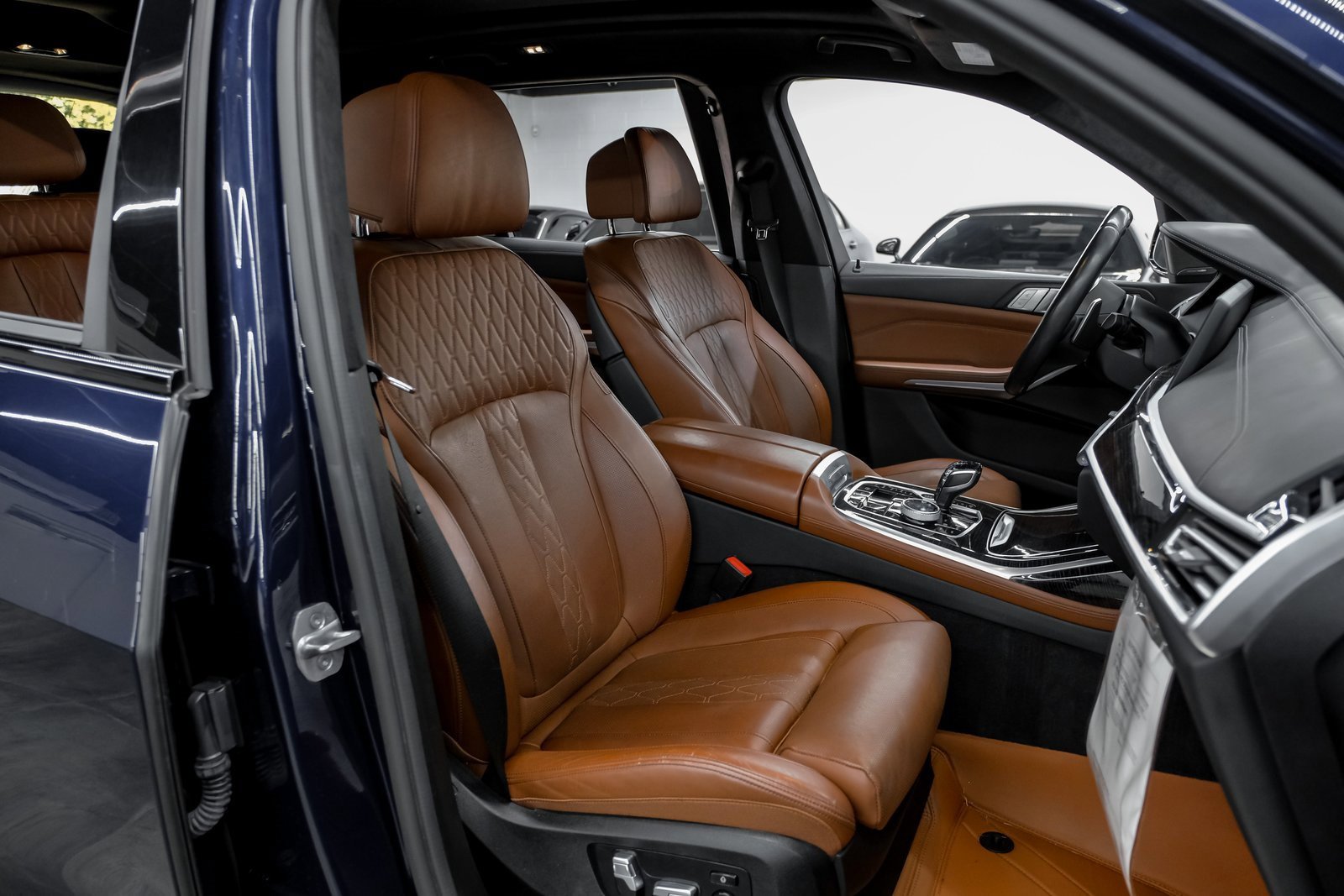 Used 2022 BMW X7 M50i w/ Executive Package image 38