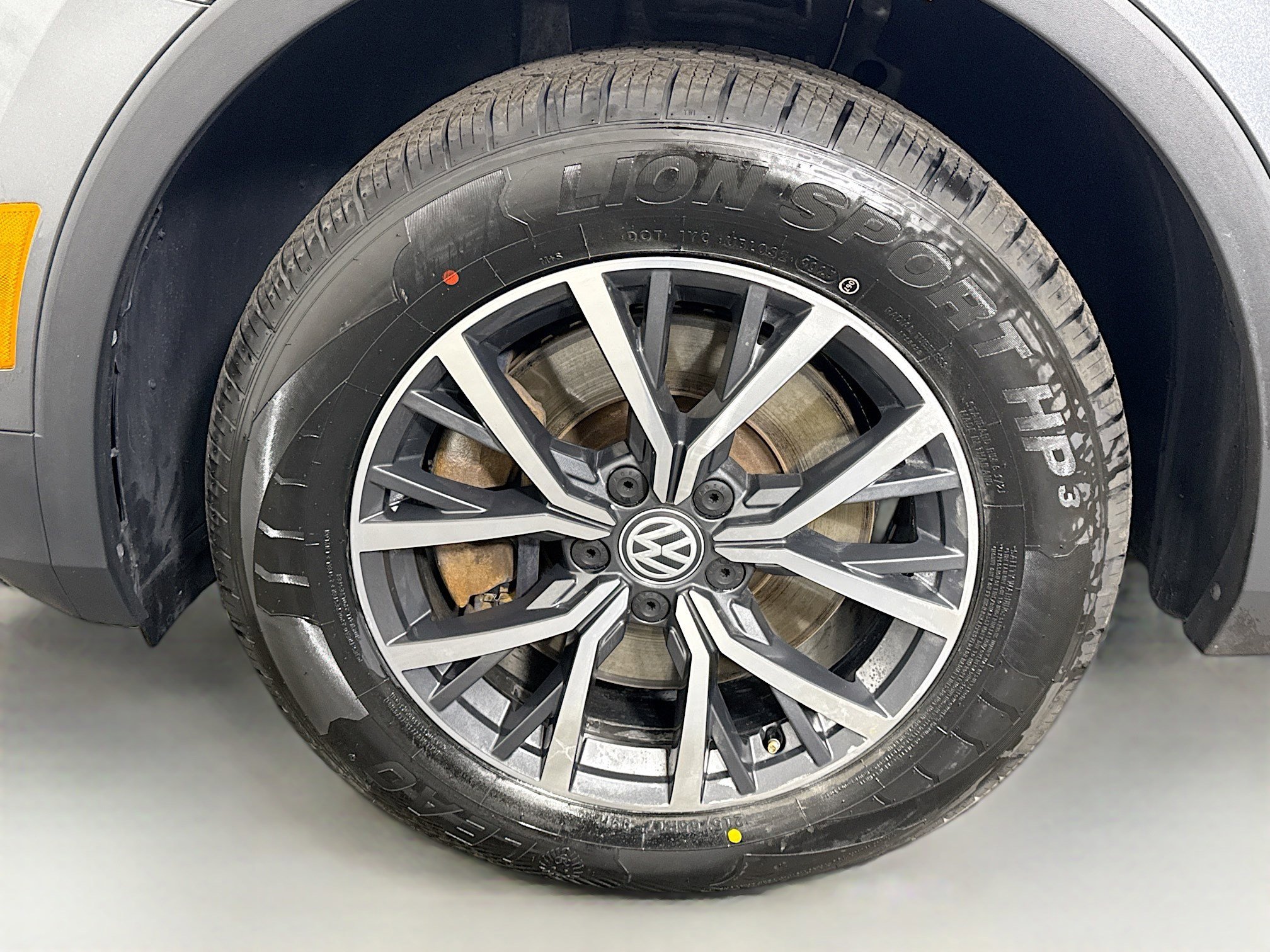 Used 2020 Volkswagen Tiguan SE image 38